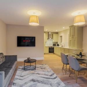 Modern 2 Bed Ground Floor - Private Parking - By Tempstay