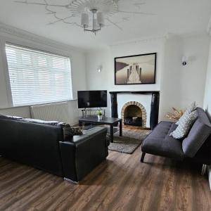 The Crescent, 3 bed house with 2-3 parking spaces, great for contractors and family
