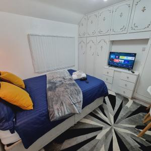 Luxury double bed with Private Bathroom, NETFLIX, work space and WiFi