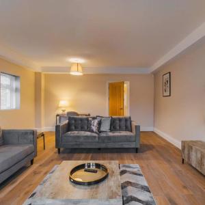 2BR Gem, Private Parking & Private Garden - By Tempstay