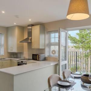 Stylish Windsor Getaway w Balcony - Free Parking - By Tempstay