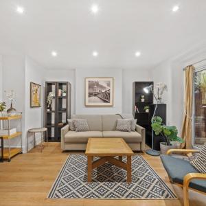 2 BR garden flat in W Kensington
