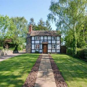 Log- burner, Hot tub with woodland views Walking trails and local pub on your doorstep! Popular walking trails nearby-Malvern Hills and the Brockhampton Estate- Peaceful village on the border of Hereford and Worcester