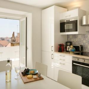 Bright and Spacious Apartment in historic Lisbon neighborhood - TTL269