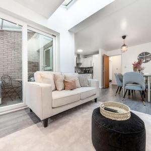 4 beds - 20 min to Central
