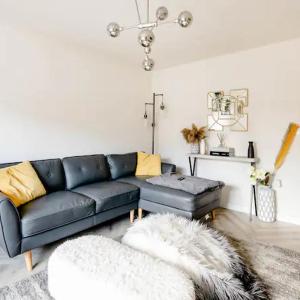 Stunning Private room in a Home - TV, Bathroom & Parking!