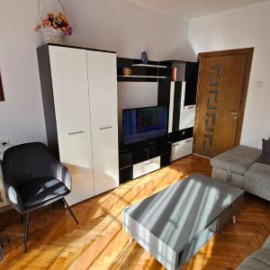 Urban Comfort 1BR near South Park with Balcony