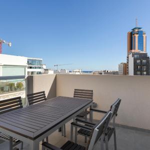 Spacious & Stylish 3BR Penthouse With Large Terrace - Close to Spinola Bay