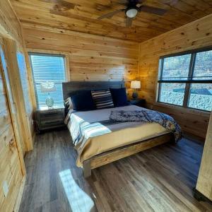 Brand New 4/4 Minutes to Dollywood w/ Hottub!