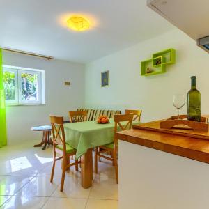 2-bdr apt with shared garden 3 min walk to beach