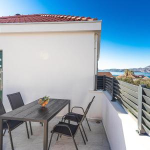2 Bedroom Awesome Apartment In Okrug Gornji