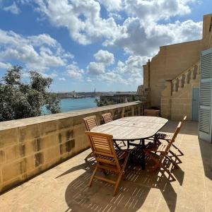 Penthouse w/ unique harbour view