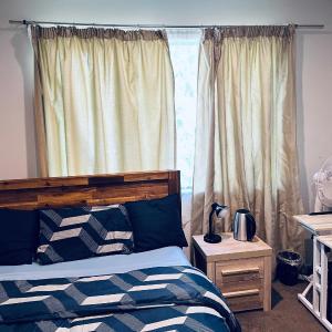 Private Queen Room with Exclusive Bathroom Fast Fibre WiFi & Kitchen -Room 102