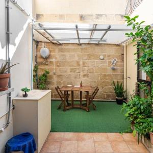 One Lemon Tree apartment (1.6 km from Airport)