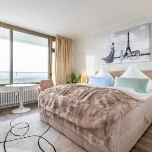 RüSuite - Messe Essen I King Size Bed I 75 Zoll TV