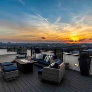 The Alistair House, Rooftop View, Hot Tub & Garage, Close To Downtown, Less than 10 Mins to 5 Points, Broadway Nissan Stadium, 3 Spacious Suites, Workspace, Garage Spaces and Ample Parking, 24 Hr Hospitality