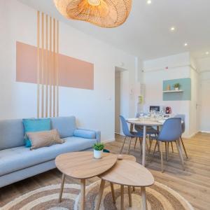 2 bedroom apartment near tram, CHR + parking