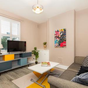Renovated 3BR wgarden in Stratford, 1min to Train