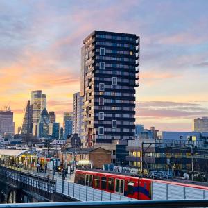 City view Sunset Luxurious Apartment in London Zone-1 Including one Family twin Room with its Own Stunning Private Terrace