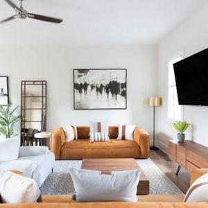Spacious 4BR, Rooftop Patio, Garage, Walk to Faves, 5 Mins to Nissan Stadium, Less than 10 Mins to Broadway, 24 Hr Hospitality, Great for Groups