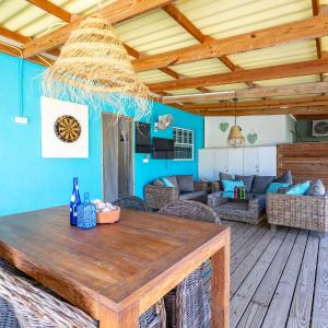 Caribbean Vibes / 2 bedroom house with big terrace
