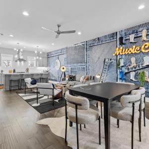 5 mins to DT ~Gameroom ~ Balcony~Sleeps 10~Karaoke