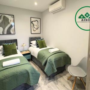 Aisiki Stays Apartments at Enfield, Air-conditioned & Pet-Friendly, Ground Floor, 3-Bedroom & 2-Bathroom Flat, King or Twin Beds with Garden, Free Wi-Fi and Parking Space