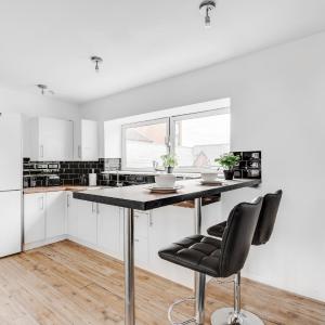 Large Central Apartment - free nearby parking