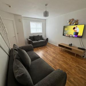 Home Sleeps5-Netflix-parking-near City Centre-Etihad-Coop Live