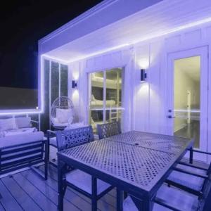 Luxury four-story Home, Rooftop Deck with views, PingPong! Sleeps 12!