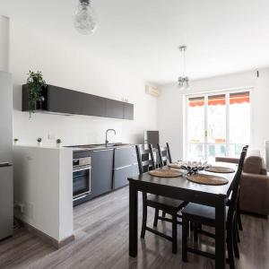 EasyTopStay - Large Apartment Close to Metro