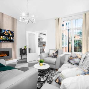 Stylish 4 Bedroom Townhouse - Edgbaston - Near Birmingham City Centre - Sleeps 8 - Parking - 578P