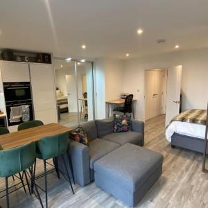 London Luxe: Stylish Studio