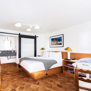 Short Stories Hotel Near The Grove
