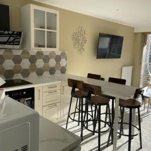 Le REGENCY, appartement familial au cœur du centre-ville, des célèbres jardins Biovès, et seulement à 1 minute à pied de la plage