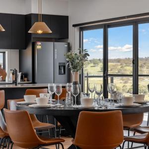 1B Alpine View Retreat - 4BR Luxurious Escape l Mountain Views l Fast WiFi