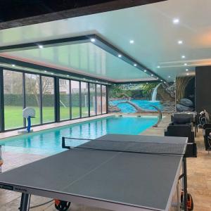 Chalet authentique à Clermont-Créans avec piscine partagée