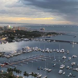 Admiral Baysuites Apartment Staycation