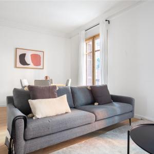 Blueground El Gòtic balcony fully furnished BCN-122