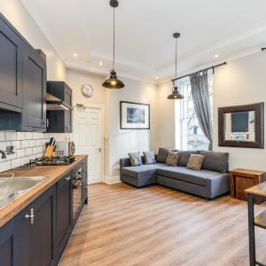 TRADITIONAL 3 BEDROOM QUIET DUPLEX FLAT BY HIGH ST, TRAMS and BUSES - JUST 1-5 MILES TO CENTRE