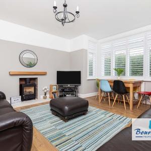 Bournecoast: Spacious flat near beach/shops-FM9582