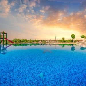 Holiday and Orchid Fort Noks Apartments