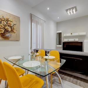 Stylish 2BR Apartment steps to the Promenade