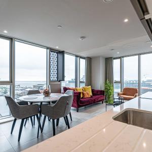 The Lexington - Luxury Serviced Apartments City Centre - City and Waterfront views
