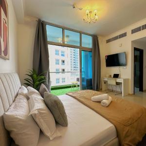 WOW Studio w/ Balcony and Canal View in Marina