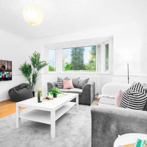 Large 4 Bedroom Bungalow - Parking - Sutton Coldfield - Top Rated - 75C