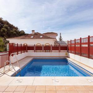Piscina, patio privado y aparcamiento