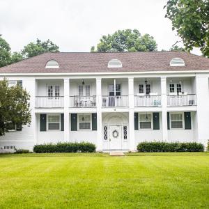 Chic 1 Bed Condo with Pool, Hot Tub, and Parking Near Downtown Mobile
