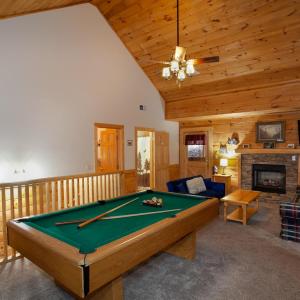 5 Mins to Pigeon Forge Strip w/ Hot Tub+Grill+MORE