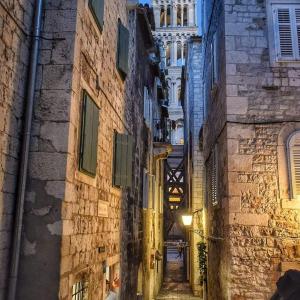 Largo apartment in the heart of Diocletian palace